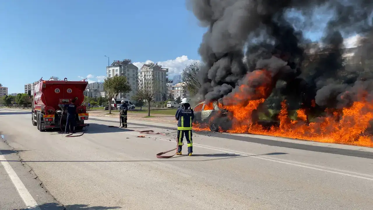 Uncalı’da Alev Topuna Dönen Araçtan Kedisini Kurtardı 1